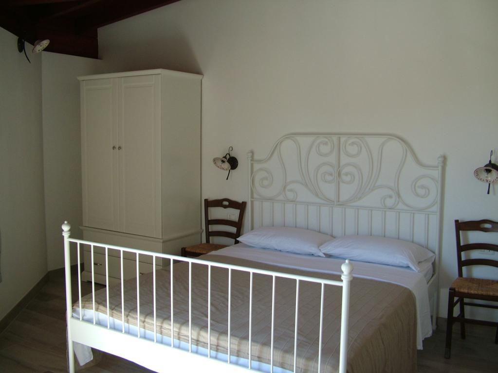 Agriturismo "Terra D'Ulivi" Порто Чезарео Стая снимка